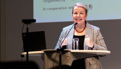 Fr. Bundesministerin Hartinger Klein auf Bühne