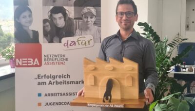 Simon mit Award Foto 2 zugeschnitten